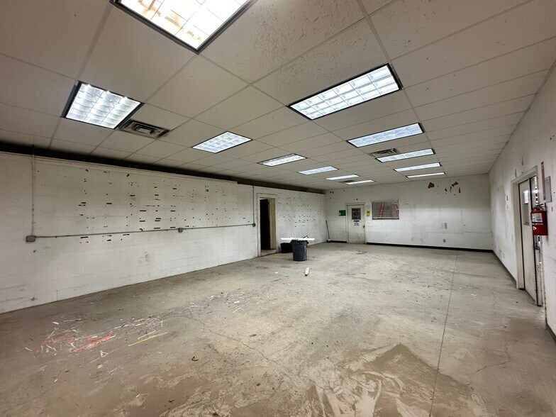 More Photos Of 5012 David Strickland Rd, Fort Worth Warehouse For Lease