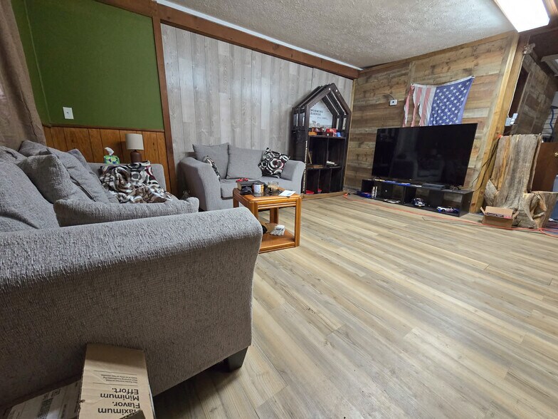More Photos Of 398 S Main St, Hartville General Retail For Sale