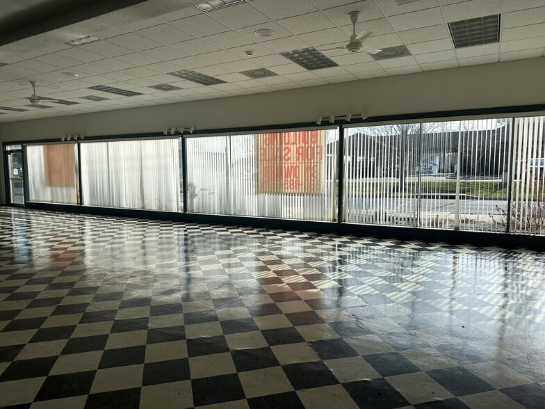 More Photos Of 205 E Green St, Clinton Storefront For Sale