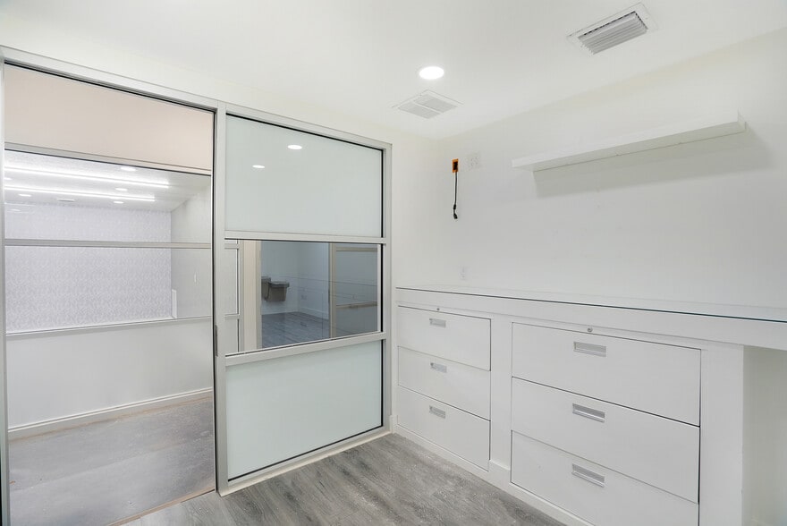 More Photos Of 10200 NW 25th St, Doral Light Distribution For Sale