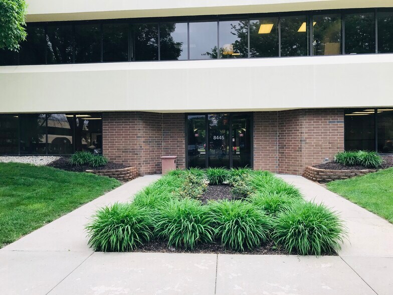 More Photos Of 8445 Keystone Crossing, Indianapolis Office For Lease