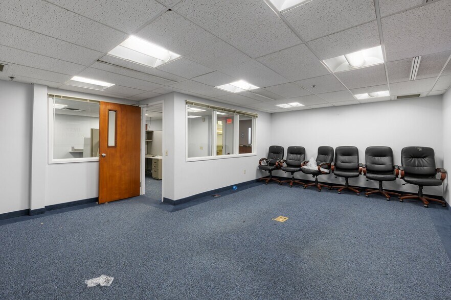 More Photos Of 19-25 Main St, Hartford Office Residential For Sale
