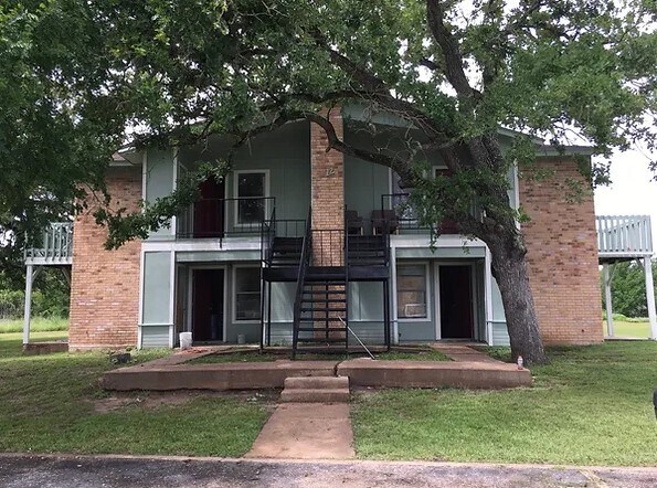 More Photos Of 1105 Westwood Ln, Giddings Apartments For Sale