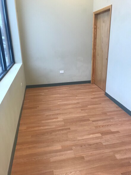 More Photos Of 1340-1360 N Green Bay Rd, Waukegan General Retail For Sale