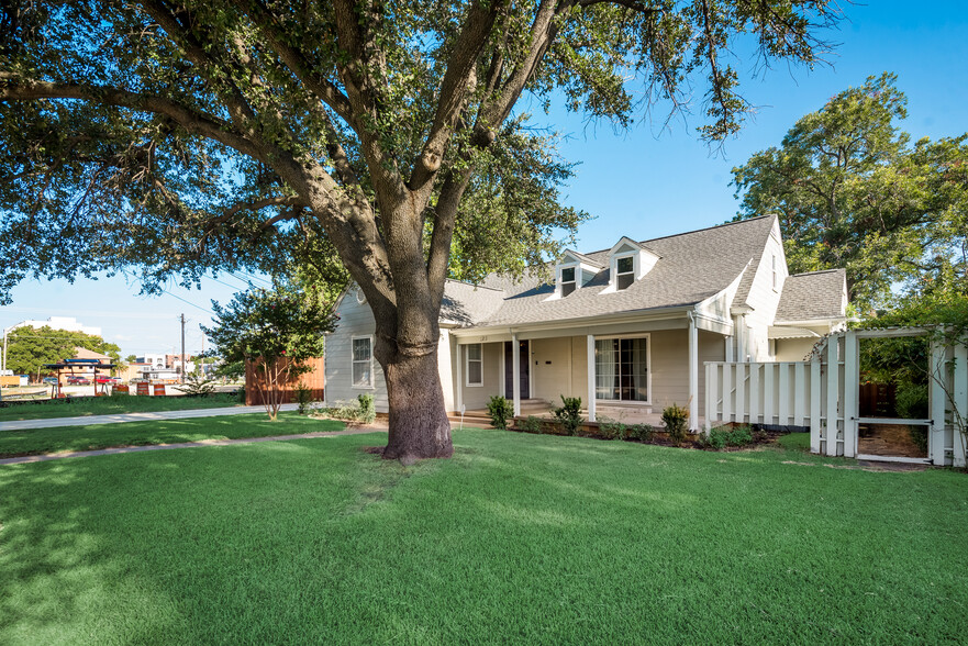 Primary Photo Of 223 W Sycamore St, Denton Office For Sale