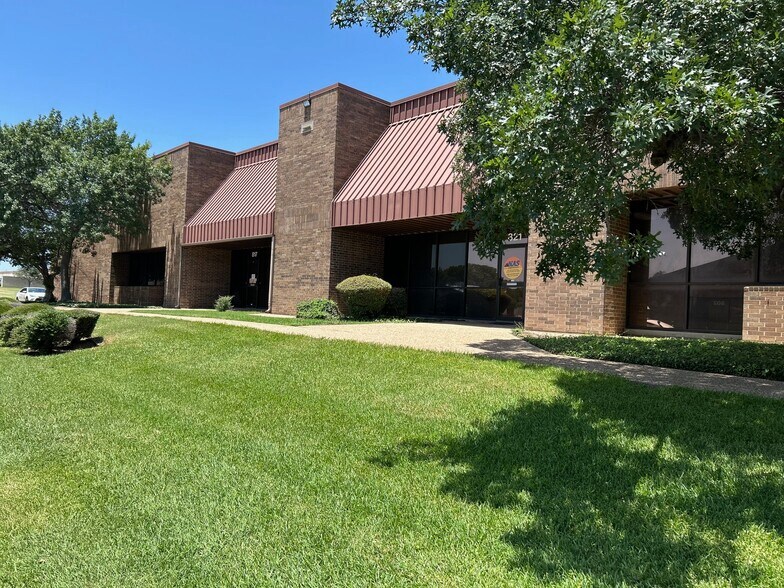 More Photos Of 817 Greenview Dr, Grand Prairie Showroom For Lease