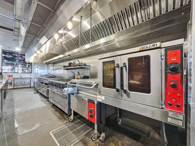 More Photos Of 1430 W Franklin St, Evansville General Retail For Sale