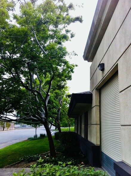 More Photos Of 299 Fairchild Dr, Mountain View Light Distribution For Lease