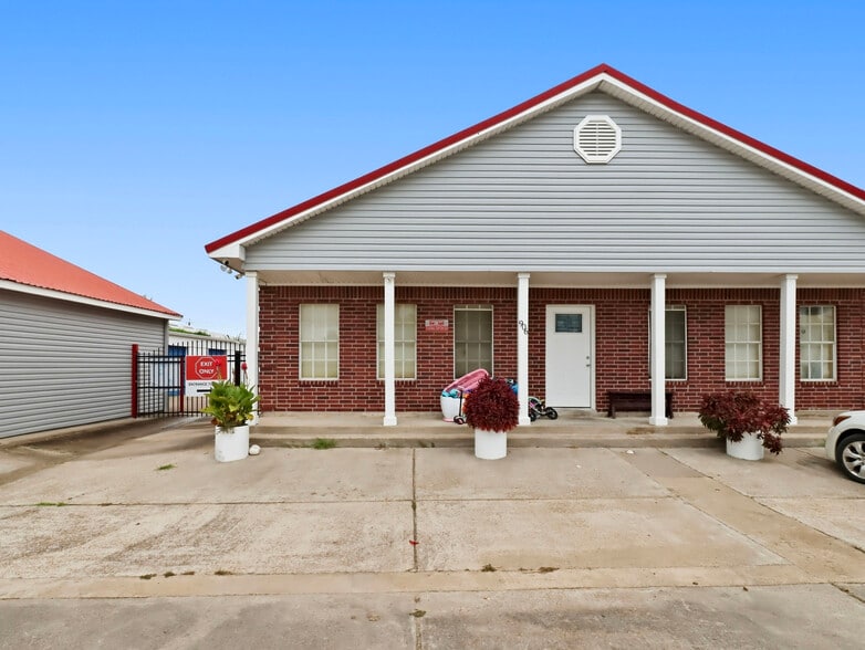 More Photos Of 906 Reppert St, Bacliff Self Storage For Sale