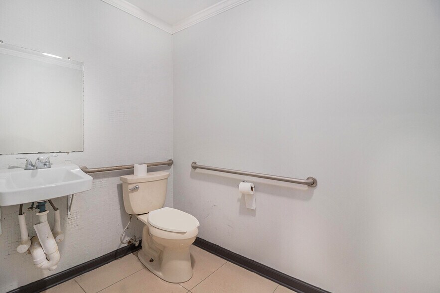 More Photos Of 324 E Paces Ferry Rd NE, Atlanta Storefront Retail Office For Lease