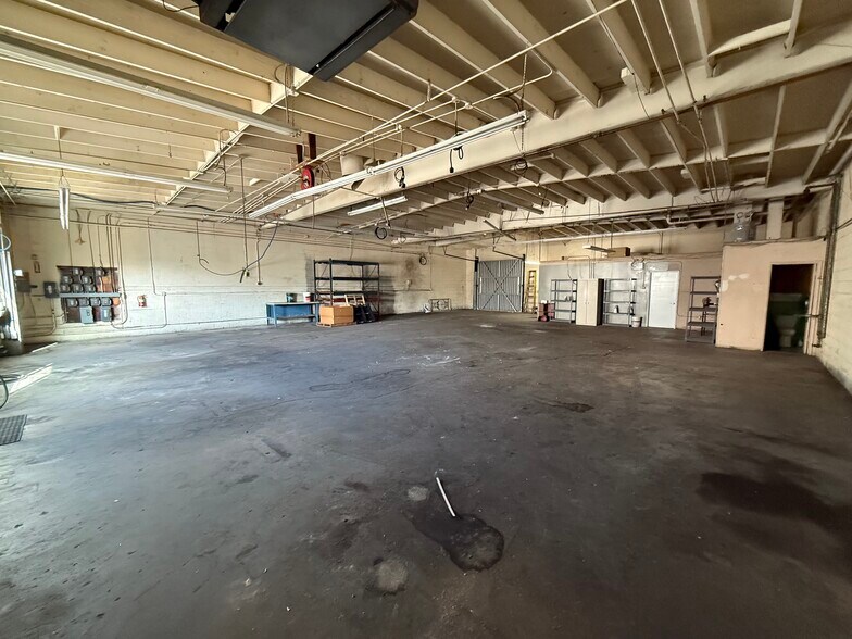 More Photos Of 1849 N Victory Pl, Burbank Warehouse For Lease