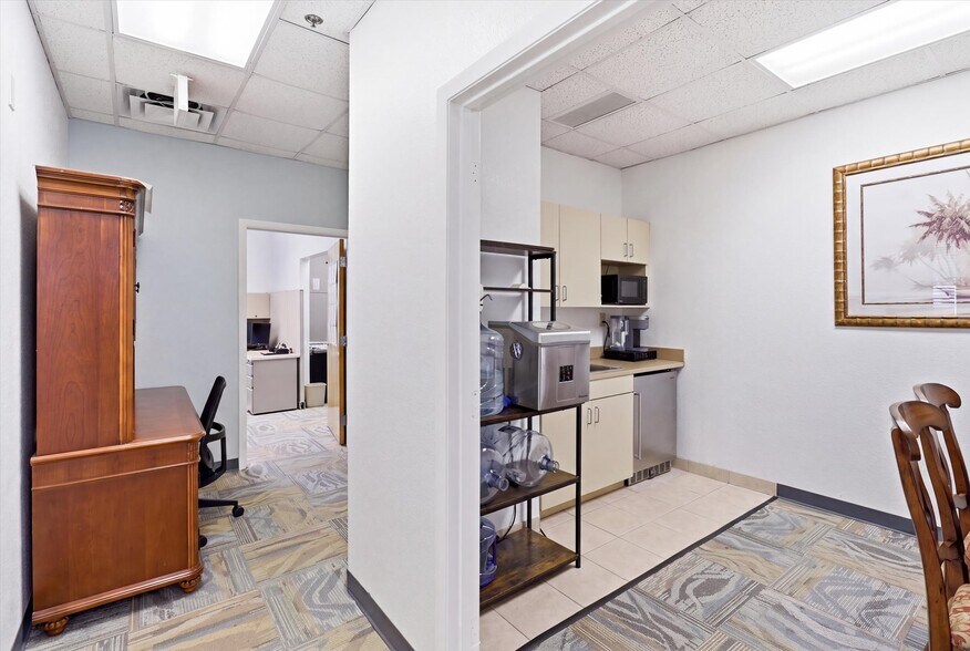 More Photos Of 4009-4033 W 1st St, Sanford Office For Sale