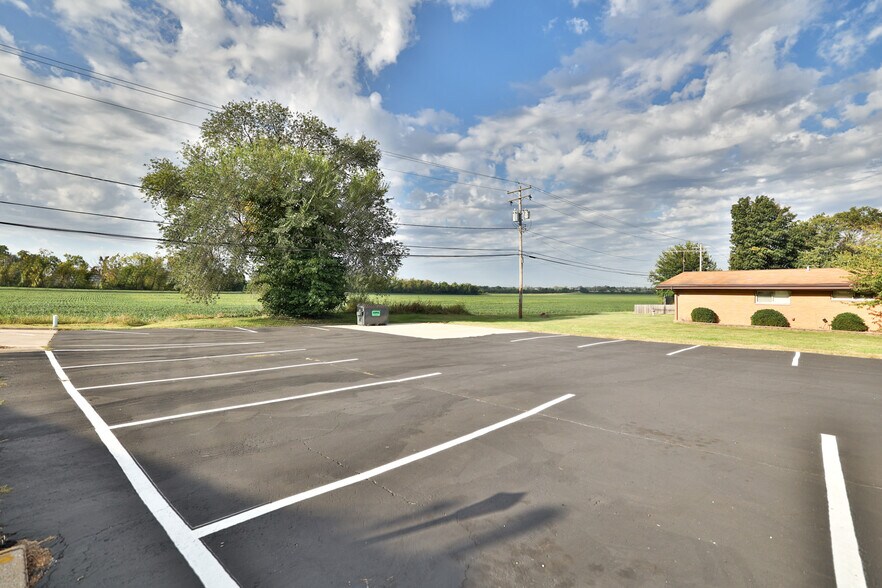 More Photos Of 107 N Bluff Rd, Collinsville Storefront For Sale