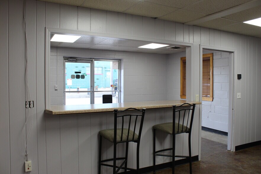 More Photos Of 541 W 90th St, Bloomington Showroom For Sale