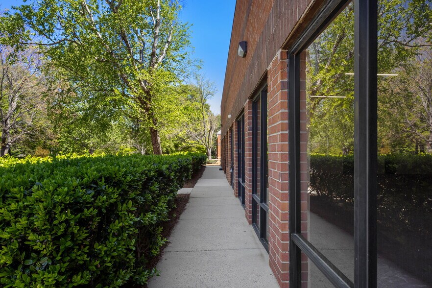 More Photos Of 1803 Associates Ln, Charlotte Showroom For Lease