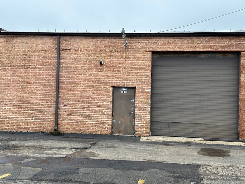 More Photos Of 1545-1549 Burgundy Pky, Streamwood Showroom For Lease