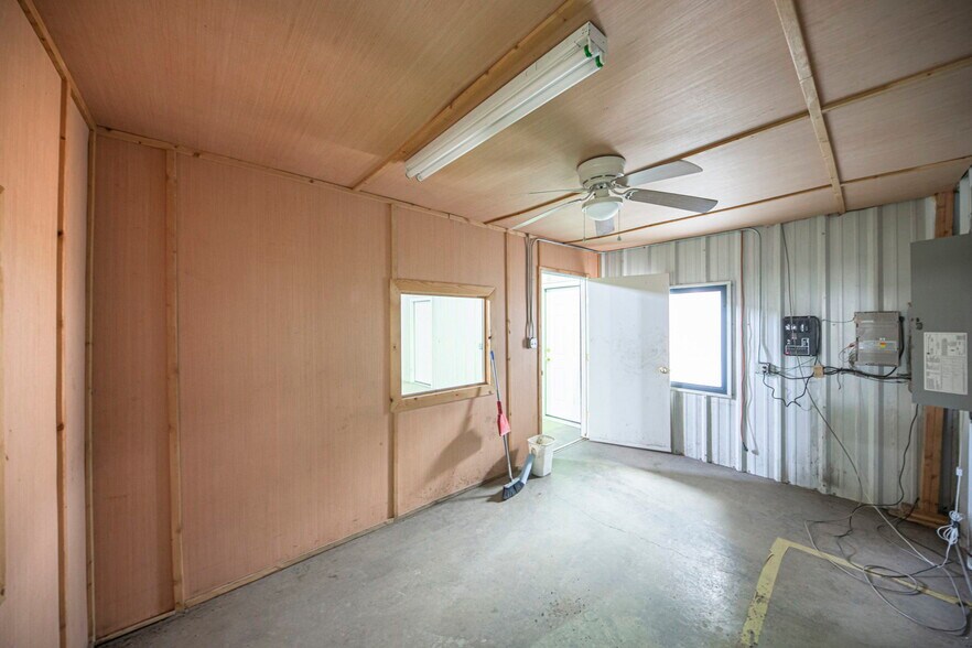 More Photos Of 850 W I-20, Penwell Warehouse For Lease