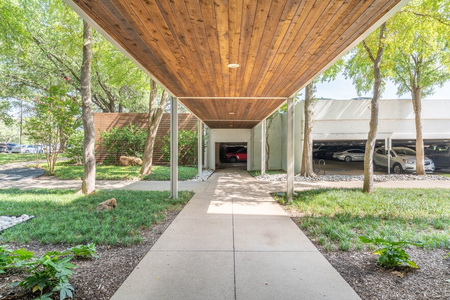 More Photos Of 4835 Lyndon B Johnson Fwy, Dallas Office For Lease