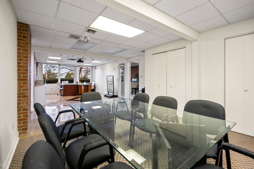 More Photos Of 18 Sheppard Pl, Edison Office For Lease