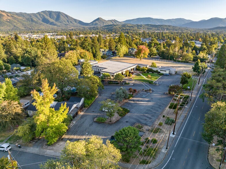 More Photos Of 715 NW Dimmick St, Grants Pass Office For Sale