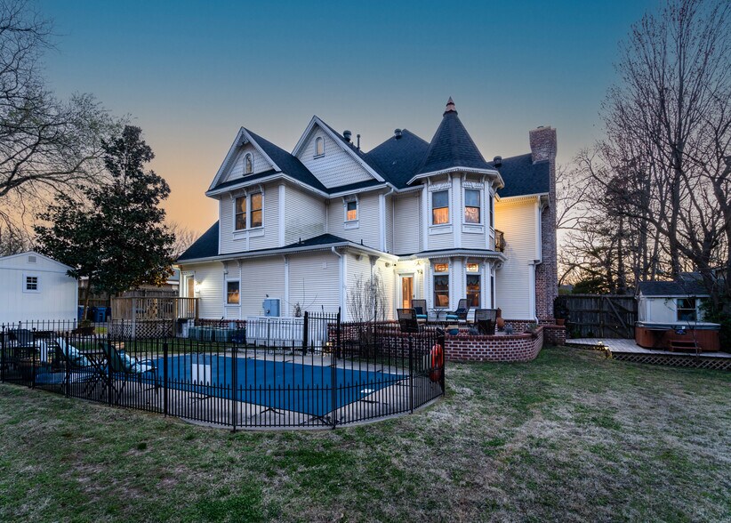 More Photos Of 306 N Main St, Bentonville Hospitality For Sale