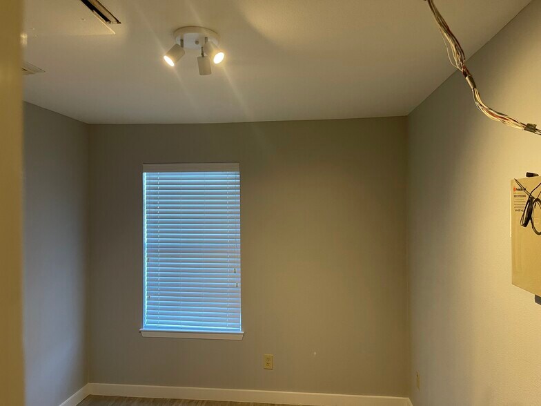 More Photos Of 4095 SE I 10 Frontage Rd, Sealy Medical For Lease
