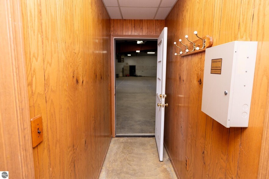 More Photos Of 910 Industrial Dr, Mount Pleasant Warehouse For Sale