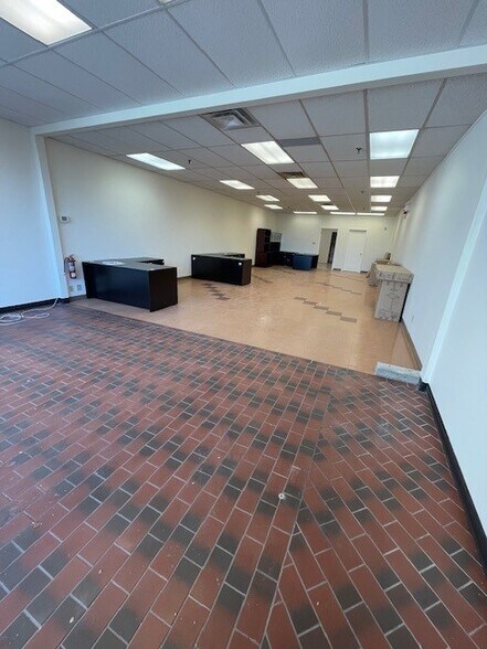 More Photos Of 4804 50 St, Innisfail Storefront Retail Office For Lease