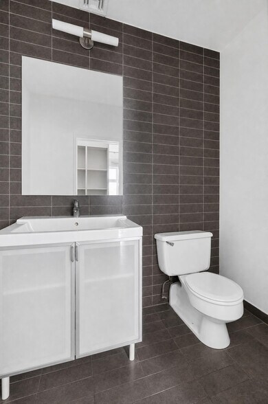 More Photos Of 40-42 W 17th St, New York Apartments For Lease