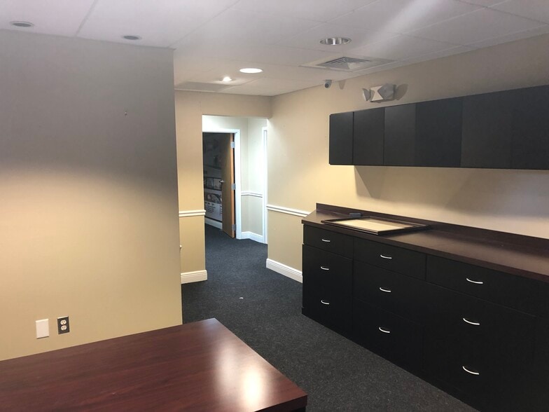 More Photos Of 6413 Pinecastle Blvd, Orlando Flex For Lease