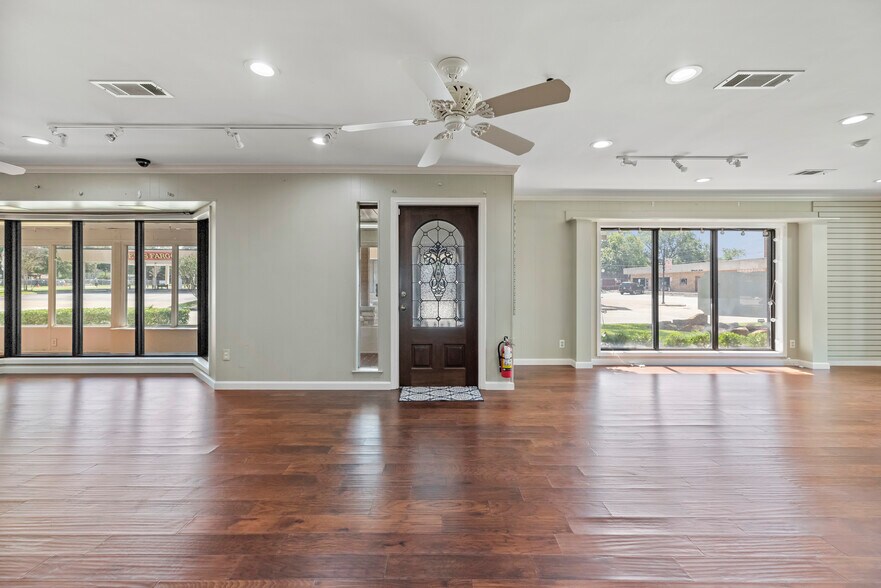 More Photos Of 1001 Avenue A, Katy Storefront Retail Office For Lease