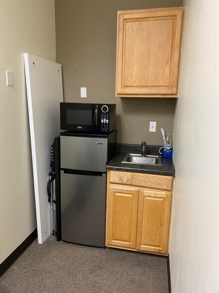 More Photos Of 73700 Dinah Shore Dr, Palm Desert Research And Development For Lease