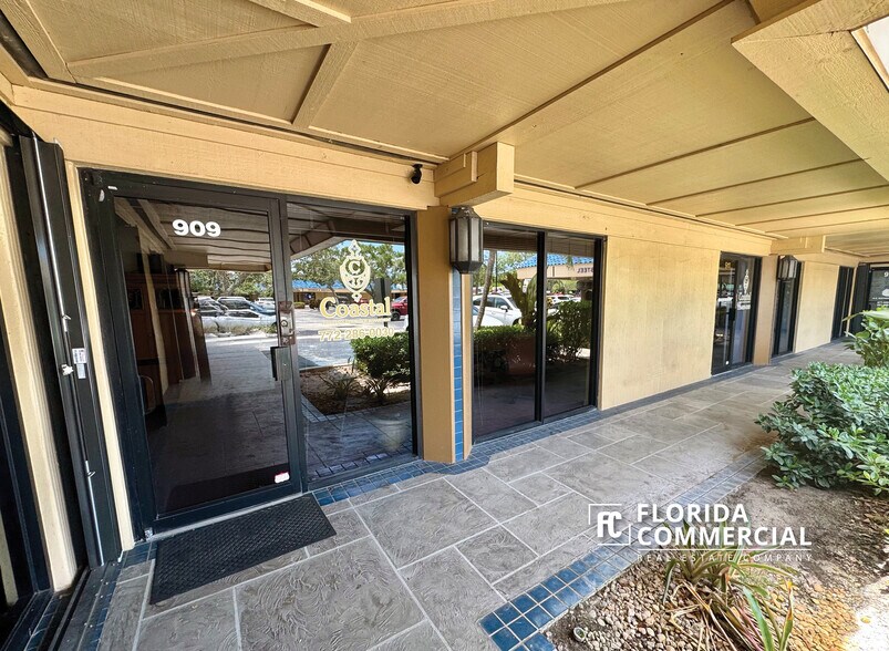 More Photos Of 907-943 SE Central Pky, Stuart Medical For Lease