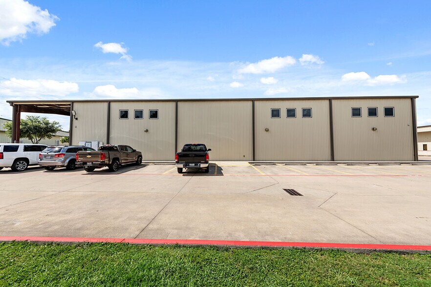 More Photos Of 701 S Persimmon St, Tomball Unknown For Lease