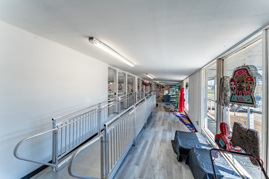 More Photos Of 5108 Lee St, Greenville Showroom For Lease
