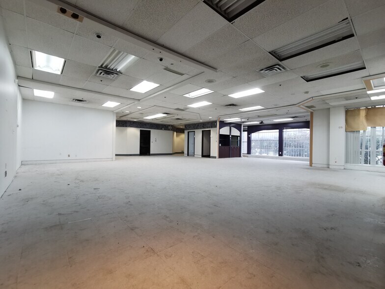 More Photos Of 3871 N Fraser Way, Burnaby Showroom For Sale