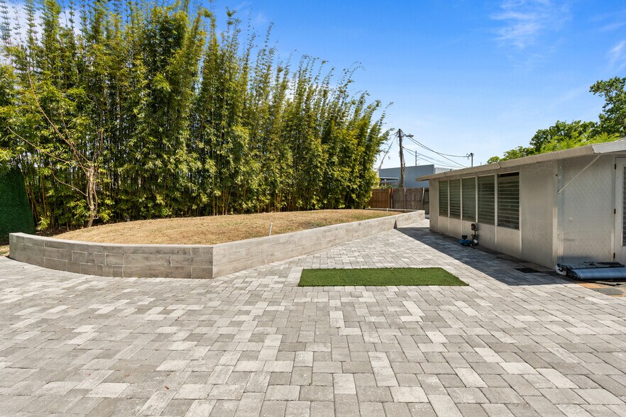 More Photos Of 5424 Edgewater Dr, Orlando Flex For Lease