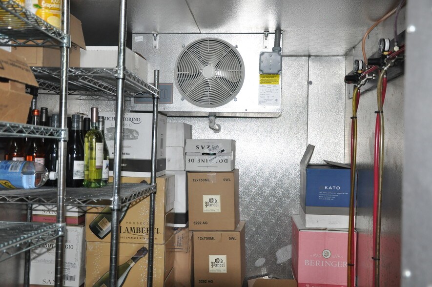 More Photos Of 5909 71st Ave, Ridgewood Restaurant For Lease