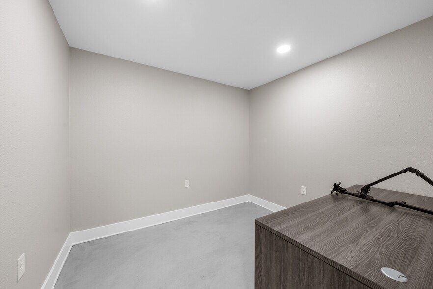 More Photos Of 29519 W Hawthorne Dr, Spring Flex For Sale