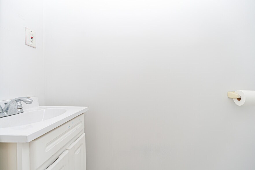 More Photos Of 339 Lincoln Ave, Staten Island Warehouse For Sale