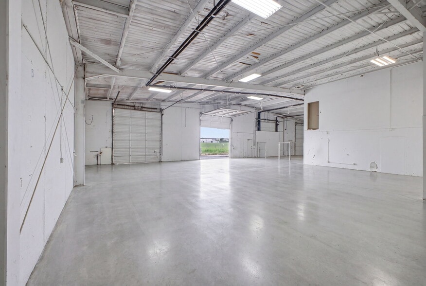 More Photos Of 2110 Mannix Dr, San Antonio Light Distribution For Sale