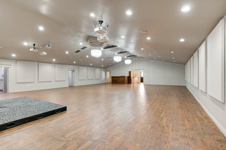 More Photos Of 450 E Main St, Yukon Religious Facility For Sale