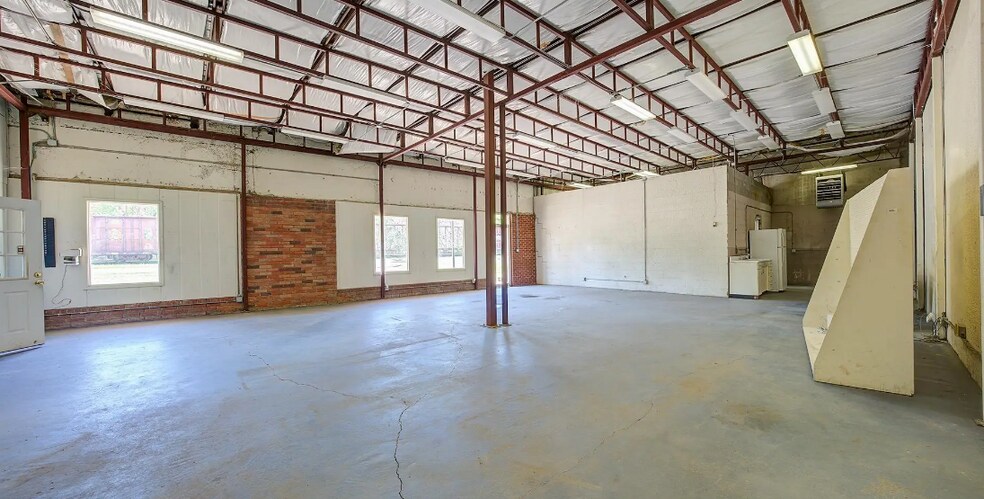 More Photos Of 1605 E Avenue A, Hooks Warehouse For Sale