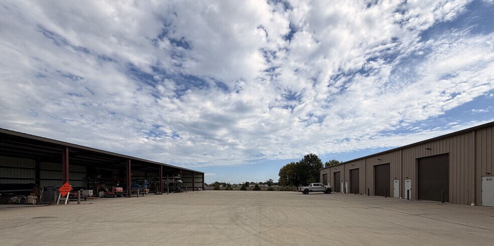 More Photos Of 912-922 E Warren St, Gardner Industrial For Lease