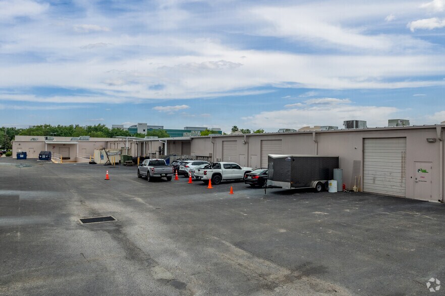 More Photos Of 4015-4037 Crescent Park Dr, Riverview Flex For Lease