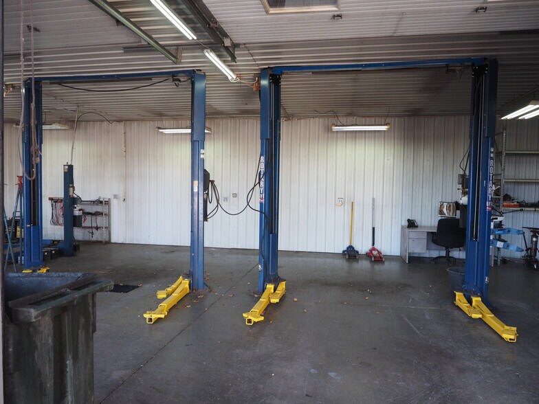 More Photos Of 9430 N Karen Dr, Mooresville Light Distribution For Lease