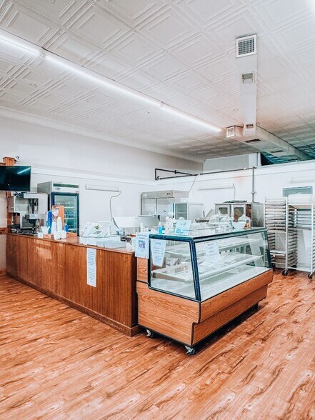 More Photos Of 104 W Main St, Clinton Restaurant For Lease