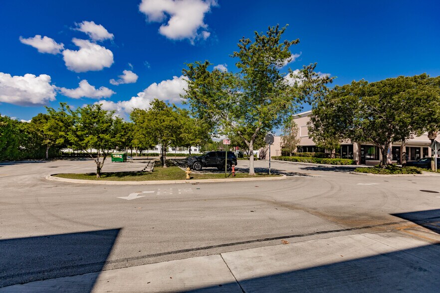 More Photos Of 8053 W Oakland Park Blvd, Sunrise Storefront For Sale