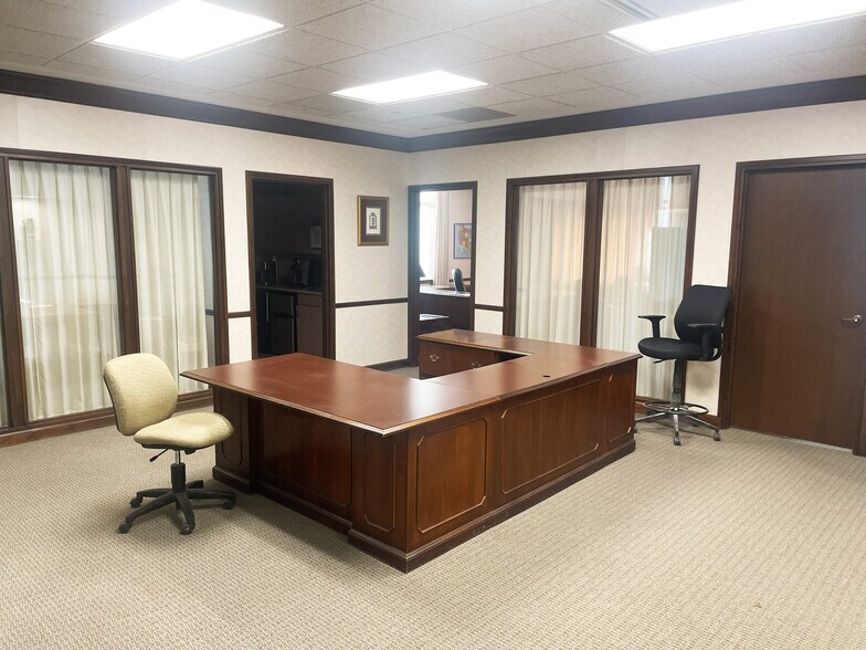 More Photos Of 800 N Arkansas Ave, Russellville Bank For Lease