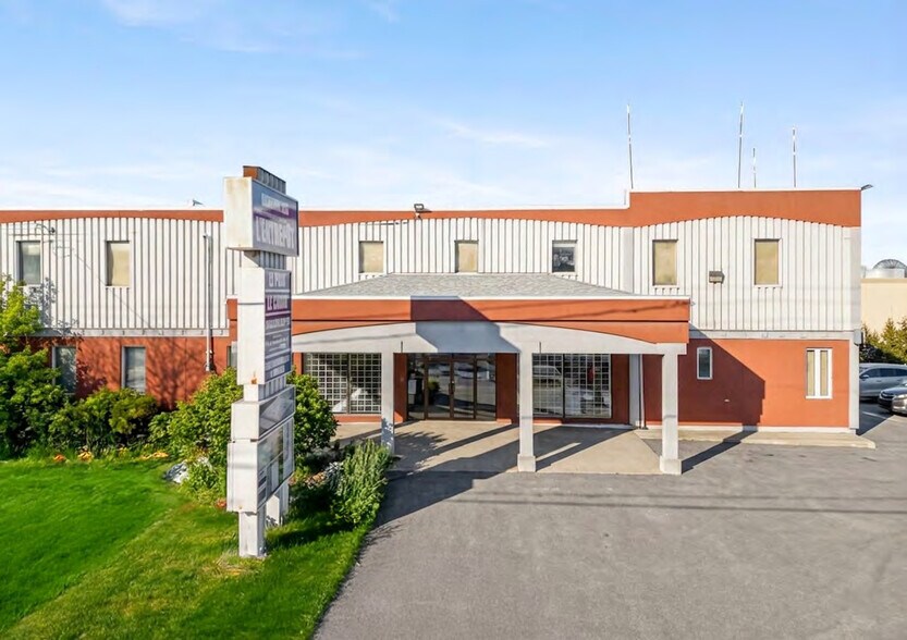 More Photos Of 126 Rue Jacques-Cartier N, St-Jean Storefront For Sale